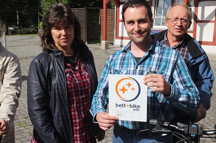 Bild: v.l. Carmen Witzel und Norman Zinke mit der Auszeichnung "Bett and Bike"