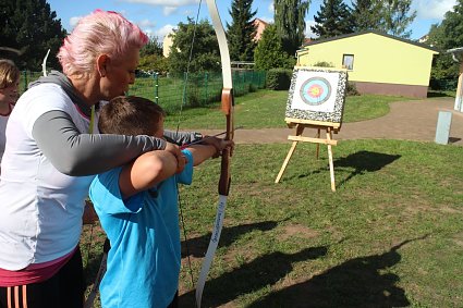 Bild: Training mit Pfeil und Bogen an der Geschwister Scholl Schule in Heringen