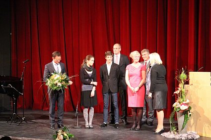 Bild: Sch&uuml;lerinnen und Sch&uuml;ler des Humboldt Gymnasiums hatten sich intensiv mit dem Thema friedliche Revolution auseinandergesetzt