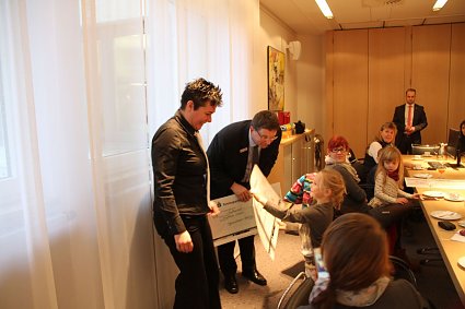 Bild: F&uuml;r die Grundschulen hatte die Nordh&auml;user Kreissparkasse auch ein paar Geschenke parat