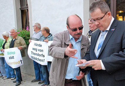 Bild: Pro Baum-Chef Peter Frobel (l.) und AfD-Landkreis-Chef und MdL Jens Diederichs diskutieren die Forderungen der Umweltfreunde, die auf einem Faltblatt formuliert sind.