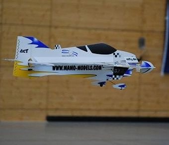 Bild: Durch die Luft in der Halle