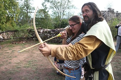 Bild: Bogenschie&szlig;en, M&auml;rchenstunde, Hufeisenwurf - auch zum Denkmalstag fand mancher Besucher den Weg auf die Burg