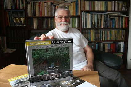 Bild: Michael Garke mit dem ersten Exemplar seines Buches