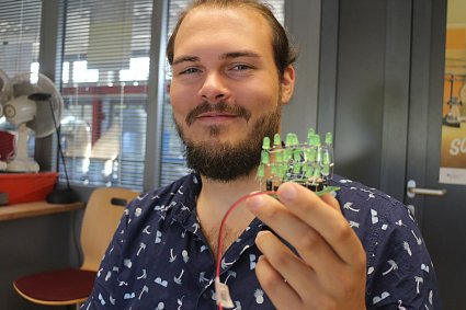 Bild: Fabian Dost zeigt eines der selbstgebauten Konstrukte, die von den Sch&uuml;lern auch mit nach Hause genommen werden k&ouml;nnen
