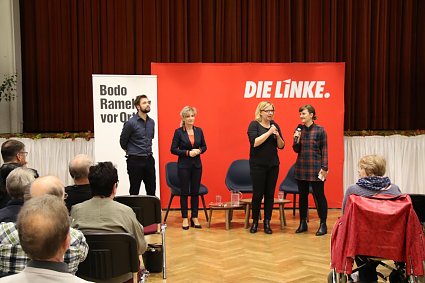 Bild: Auch Ministerin Keller und die Landtagsabgeordnete Katja Mitteldorf durften sich dem Bleicher&ouml;der Publikum vorstellen