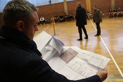 Bild: Gunnar Reuter erl&auml;utert die Sanierungspl&auml;ne