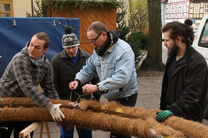 Bild: Auch das hat Tradition: die Bewohner des Schakenhofs k&uuml;mmern sich um den gro&szlig;en Adventskranz