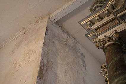 Bild: Im Inneren der Kirche finden sich viele solcher maroden Stellen und mancher Riss