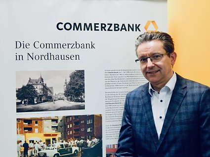 Bild: Blickt optimistisch in die Zukunft: der Chef der Nordh&auml;user Commerzbank, Andrew Brotr&uuml;ck