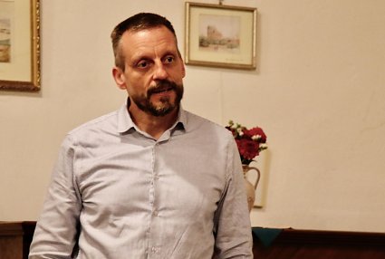 Bild: Dr. Mario K&uuml;&szlig;ner konnte mit seinem Team &uuml;ber 10.000 Objekte vor dem Bagger retten und stand gestern im Heringer Schloss noch einmal Rede und Antwort