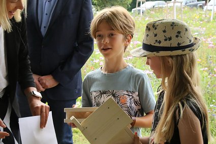 Bild: Jakob und Magdalena haben beim Bau des Insektenhotels geholfen und kennen sich bestens aus