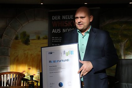 Bild: Ren&eacute; M&uuml;ller ist frischgebackener "Meisterdestillateur"