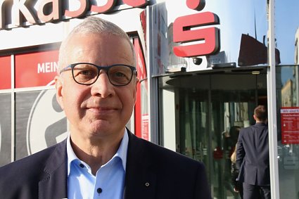 Bild: Rolf Barke hat das Planspiel B&ouml;rse bei der Sparkasse &uuml;ber vier Jahrzehnte begleitet