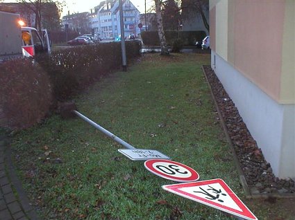 Bild: Ramponiertes Verkehrsschild