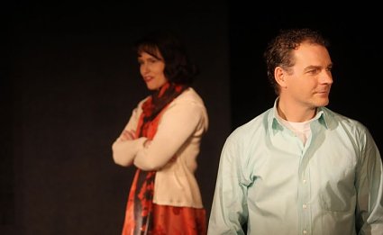 Bild: Heike Meyer als Emmi und Rayk Gaida als Leo.