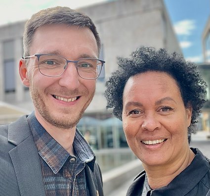 Bild: Wilma Busch (r.) und Dr. Pascal Leibbrandt (l.)