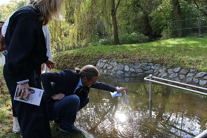 Bild: Mit 45 Centimetern ist das Wasser f&uuml;r j&uuml;ngere Kneipp-Freunde noch etwas zu tief, der Wasserstand soll sich aber bei Bedarf regulieren lassen