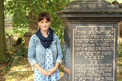 Bild: Stumme Steine die Geschichte erz&auml;hlen: Dr. Zahradnik befasst sich seit &uuml;ber einem Jahrzehnt intensiv mit der j&uuml;dischen Geschichte, speziell in Nordth&uuml;ringen
