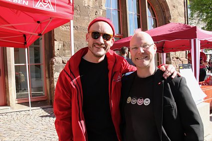 Bild: Gewerkschafter Arm in Arm: Alexander Scharff und Sandro Witt (links)