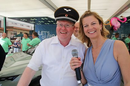 Bild: Der Herr der Nordh&auml;user Stra&szlig;enbahnen, Thorsten Schwarz und B&uuml;rgermeisterin Alexandra Rieger
