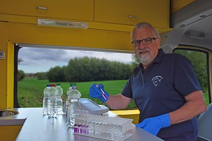 Bild: Harald G&uuml;lzow untersucht Wasserproben