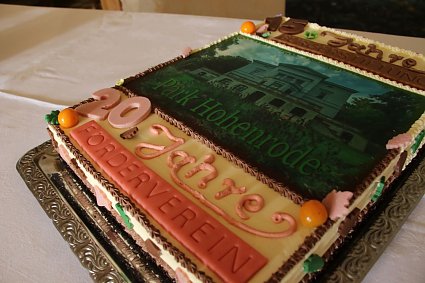 Bild: Zum runden Doppelgeburtstag gab es auch eine Torte aber die war nat&uuml;rlich nicht das einzige Geb&auml;ck an diesem Tag
