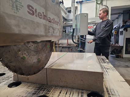 Bild: Florian Hans mit schwerem Ger&auml;t in der Werkstatt