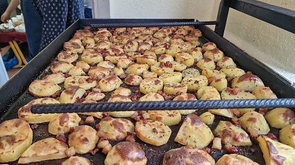 Bild: Ein Blech voller gebackener Kartoffelscheiben