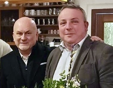 Bild: Manfred Grund gratuliert Markus Volkmann