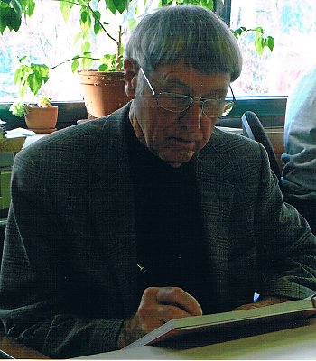 Bild: Pr&uuml;ssen beim Signieren