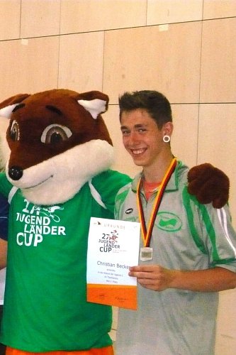 Christian Becker mit dem Maskottchen Sporty (Foto: G. Ga&szlig;mann)