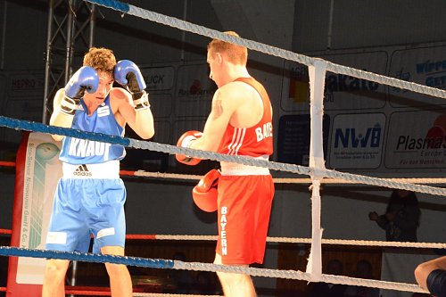 Drei K&auml;mpfe, zwei Siege: Im Leichtgewicht wird erneut Tobias Tatai (blaues Dress) f&uuml;r den NSV in den Ring steigen (Foto: Sandra Arm)