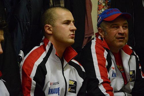 Konzentriert lauscht der russische Neuzugang Vladimir Ivanov der Kabinenansprache von Cheftrainer Andreas Dietrich-Scherfling. In seinen bisherigen Eins&auml;tzen im Superschwergewicht wusste Ivanov zu &uuml;berzeugen (Foto: Sandra Arm)