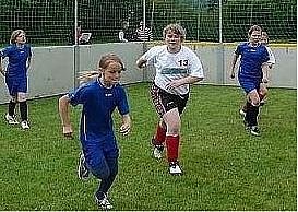 Auf G&ouml;ldner rollt der Ball (Foto: Karl-Heinz Herrmann)