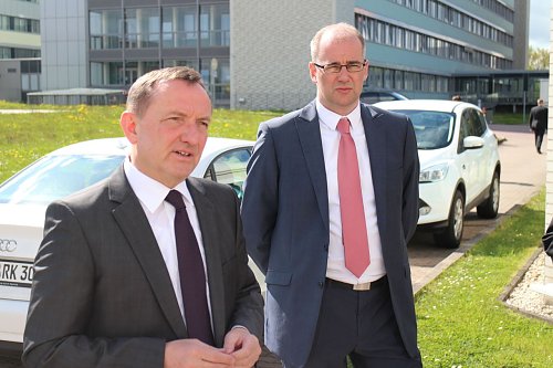 Die Zusammenlegung der Leitstellen sei "vorbildlich", sagte Th&uuml;ringens Innenminister Holger Poppenh&auml;ger (rechts) (Foto: Angelo Glashagel)