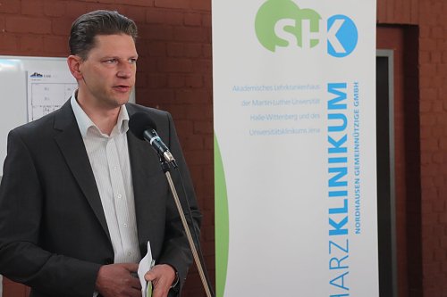 Gesch&auml;ftsf&uuml;hrer Guido Hage begr&uuml;&szlig;te seine Auszubildenden zum vierten Kani Kanu (Foto: Angelo Glashagel)