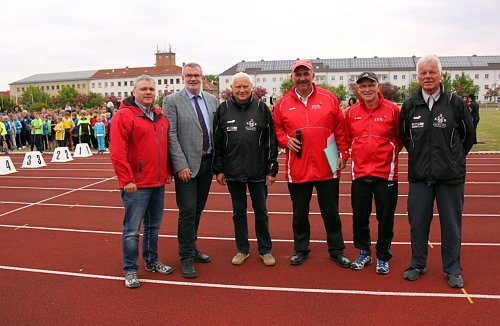  Frank Olech, Stefan N&uuml;&szlig;le und Werner H&uuml;tcher ehrten das Engagement von Klaus Kessler, Horst Friedrich und Rainer Berndt, (Foto: Jessica Pieper)
