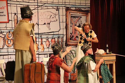 Das Krippenspiel mit Olaf Schubert sorgte im Theater Nordhausen wieder f&uuml;r ein volles Haus (Foto: Angelo Glashagel)