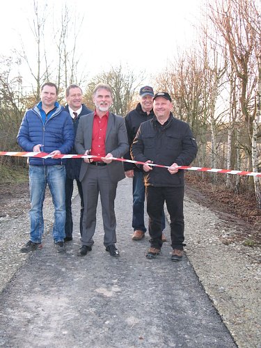 Es ist geschafft. (v. l.)  Peer Muschketat, Bauleiter bei der STRABAG AG, J&ouml;rg Klupak, B&uuml;rgermeister von Bad Tennstedt, Landrat Harald Zanker, Klaus Schwarzkopf, B&uuml;rgermeister von Kirchheilingen, und Gerald Dengler, B&uuml;rgermeister von Kleinwelsbach, freuten sich &uuml;ber die Fertigstellung des K&sup2;-Radweges bis Gro&szlig;welsbach.  (Foto: Foto: Landratsamt)