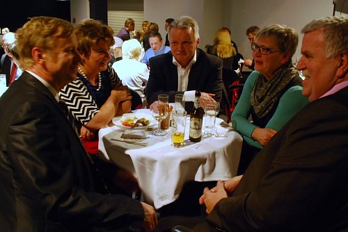Gastgeber Eduard Jantos im Gespr&auml;ch mit Romonta-Gesch&auml;ftsf&uuml;hrer Uwe Stieberitz und dem B&uuml;rgermeister der Gemeinde Seegebiet Mansfelder Land, J&uuml;rgen Ludwig (v. l.), und dessen Ehefrauen. (Foto: Jochen Miche)