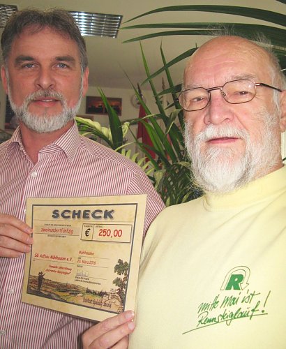 (v.r.) Laufveteran Dieter Elbert, der bereits zum 40. Mal am Rennsteiglauf teilnimmt, nahm den Spendenscheck, stellvertretend f&uuml;r die Hainichl&auml;ufer, dankend von Landrat Harald Zanker entgegen. (Foto: Landratsamt)