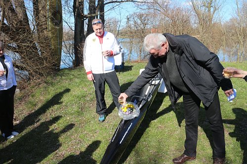 F&uuml;r Neptun, Poseidon, Rasmus und Yvonne - nach der Sekttaufe ging es direkt ins Wasser (Foto: Angelo Glashagel)