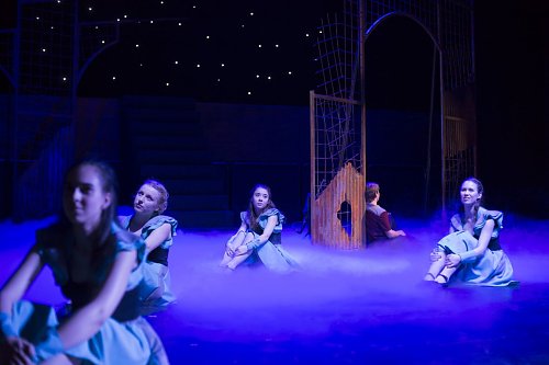 Viele Stimmen, h&ouml;r ich ach in meinem Kopf - v.li. Celine Theuerkauf, Wiebke Lendewig, Lisa Bothe (Julia), Steven Kunze (Romeo), Sabine Voita (Foto: Tilmann Graner)