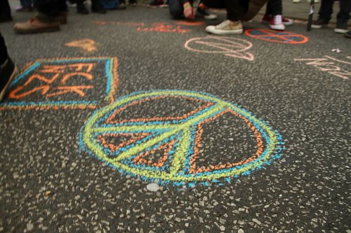 Bunte Botschaften in der Rautenstra&szlig;e (Foto: Angelo Glashagel)