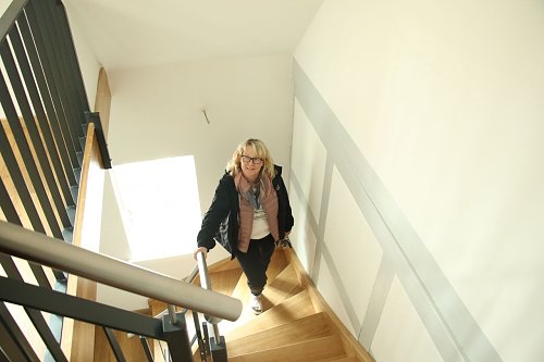 SWG-Chefin Inge Klaan in einer der vertikalen Wohnungen (Foto: Angelo Glashagel)