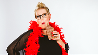 Comedy zum Diner in Rot: Frau Andrea sorgt f&uuml;r Lacher (Foto: Muth & Hofmann GbR)