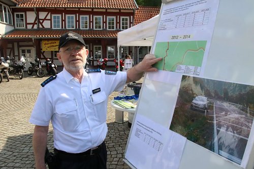Polizeihauptmeister Michael Auffenberg suchte das Gespr&auml;ch mit den Fahrern (Foto: agl)