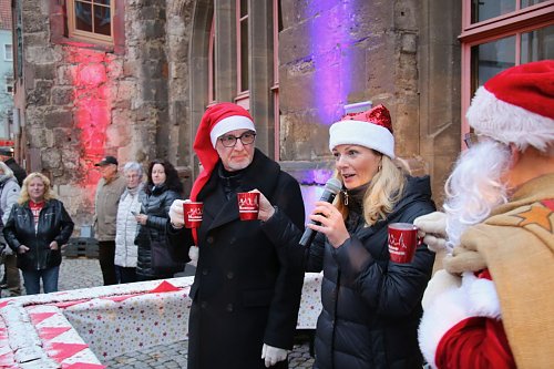 Stollen, Gl&uuml;hwein und weihnachtliche Atmosph&auml;re - B&uuml;rgermeisterin Rieger, Andreas Trump und der Weihnachtsmann &uuml;bernahmen die Er&ouml;ffnung des Weihnachtsmarktes (Foto: agl)
