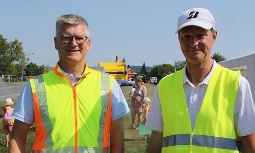 v.l.: Werksleiter Andr&eacute; Materlik und Andreas Meyer vom Kreisjugendring organisieren das Kinderfest seit langem Hand in Hand (Foto: agl)